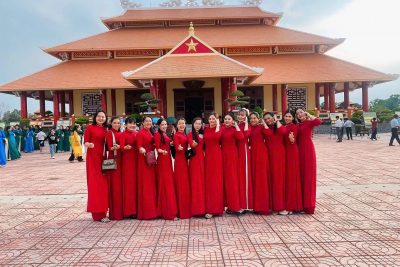 Viếng thăm đền thờ các anh hùng liệt sỹ tại khu chứng tích chiến tranh Rừng tràm Bang Biện Phú